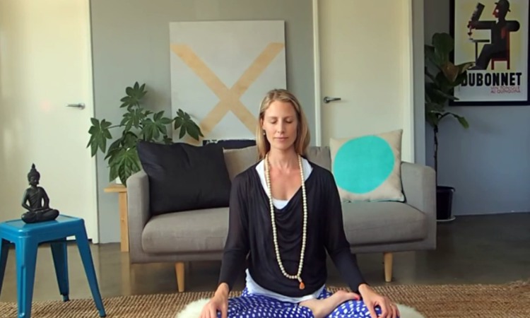 5-Minute Breath Awareness To Help You Relax And De-Stress (VIDEO)